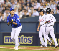 [포토] 원태인, 위기 탈출 ‘짝짝짝’