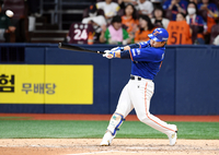 [포토]한화 문현빈, 키움 조영건 상대 역전 솔로 홈런