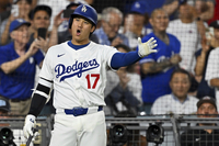 오타니, 왜 관중석으로 향했나?…야유엔 홈런과 악수로 응답