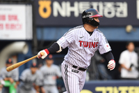 43년 트윈스 프랜차이즈 최초! ‘2년 연속 20홈런 100타점’ 문보경, 역대 최고 ‘LG 4번’ 꿈꾼다 [SS스타]