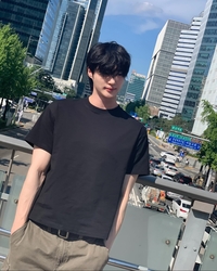 “분위기 마저 남다르네”...변우석, 서울 풍경 속 그림 같은 피지컬