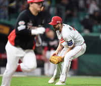 [포토]SSG 앤더슨, KIA 김선빈 땅볼 처리하며 위기 탈출