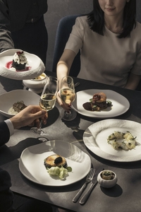 맛의 본연! 더블트리 바이 힐튼 서울 판교 호텔,  21층 루프트탑에서 즐기는 ‘네이키드: 블랙&화이트’