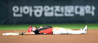 [포토]아쉬움에 드러누워 버린 KIA 박찬호