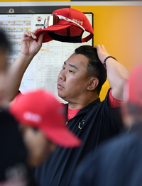 [포토]모자 고쳐 쓰는 KIA 이범호 감독