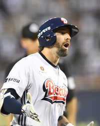 [포토]2점 홈런으로 추가 득점 올리는 두산 케이브