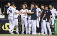 [포토]두산 최민석, 승리 투수 요건 앞두고 아쉬운 강판