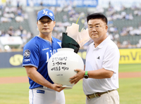 [포토]두산으로부터 달항아리 선물 받는 오승환