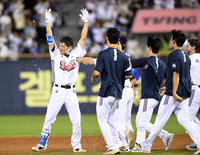 [포토]두산 안재석, 5연패 탈출하는 끝내기 안타