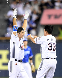 [포토]끝내기 안타 두산 안재석, 5연패 탈출이다!