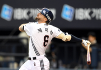 [포토]홈런 타구 바라보는 두산 케이브