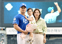 [포토]가족과 함께 은퇴 투어 기념촬영 하는 오승환