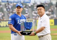 [포토]은퇴 기념 글러브 전달하는 삼성 오승환