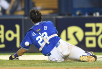 [포토]한발 늦은 삼성 포수 이병헌