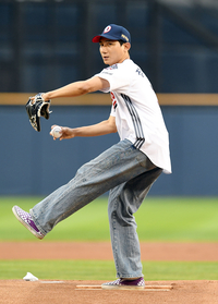 [포토]두산 임종성 닮은 꼴 ‘용원게이’ 장용원의 시구