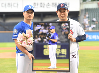 [포토]오승환에게 액자 선물하는 양의지