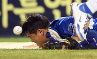 [포토]삼성 포수 이병헌, 야구장에서 헤더!