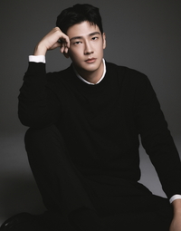 구자성, 화보급 새 프로필 공개…우월한 피지컬과 세련된 아우라