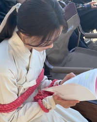 임윤아, ‘폭군의 셰프’ 촬영장 열정!...“오랏줄에도 대본은 포기 못해”