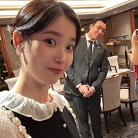 아이유·박근우 경호원 훈훈한 투샷…“13년 의리! 대장과 든든한 그림자”