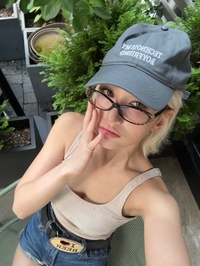 전소미, ‘벌써 활동 막주라니’…자유로운 매력 가로수길 산책