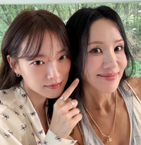 천우희·엄정화, 18살 나이 차 무색한 케미와 달달한 포즈