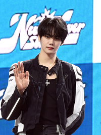 [포토]제로베이스원 김규빈, 컴백 인사 드려요!