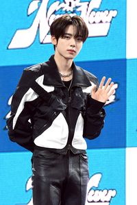 [포토]제로베이스원 한유진의 컴백 인사