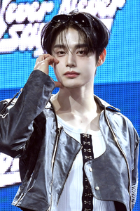 [포토]하트 만들어 보이는 제로베이스원 김지웅