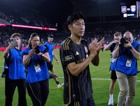 풀타임에 ‘전매특허’ 양발 감아차기는 골키퍼·골대에 막혔지만…손흥민의 홈 데뷔전, 득점·승리 빼고 다 보여줬다