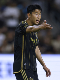 골대 ‘불운’+골키퍼 슈퍼세이브에 막힌 2차례 감아차기 슛…아쉬움 남은 손흥민의 홈 데뷔전 “결정적인 역할 못해 미안하게 생각”