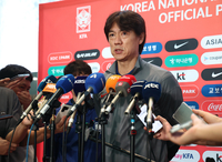 美출국 홍명보 감독 “주장 변경? 손흥민 의견도 듣고 결정…카스트로프 적응 도울 것” [현장 일문일답]