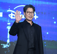 [포토] 유재명 ‘미소 가득한 손인사’