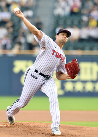 [포토]힘차게 공 뿌리는 LG 선발 치리노스