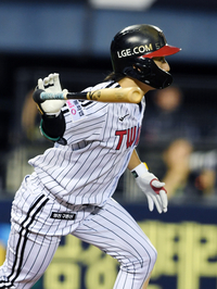 [포토]1타점 2루타로 기선제압 하는 LG 신민재