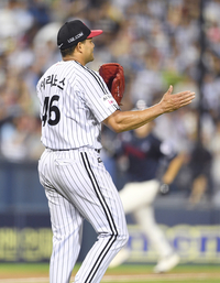 [포토]LG 치리노스, 롯데전 7이닝 무실점으로 승리투수 요건