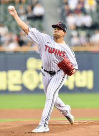 [포토]시즌 12승 노리는 LG 선발 치리노스