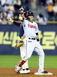 [포토]LG 천성호, 롯데 박세웅 상대 2루타