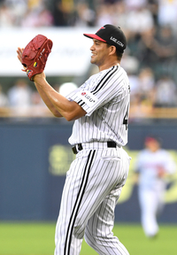 [포토]오지환 호수비에 박수를 보내는 LG 선발 치리노스