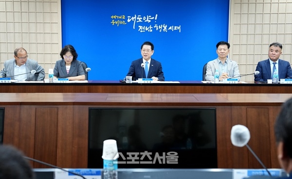 김영록 지사, 전남농업마이스터대학 졸업생과 현장 소통