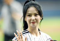 [포토]케플러 최유진, 시구 잘 끝냈어요!
