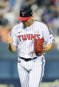 [포토]LG 치리노스, 7이닝 무실점에 주먹 불끈!