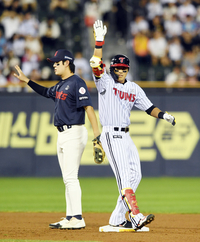 [포토]2루타로 득점 기회 만드는 LG 천성호