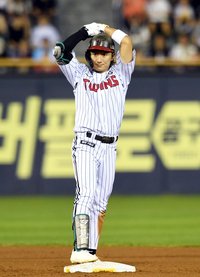 [포토]선제 1타점 2루타 기록한 LG 신민재