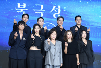 [포토] 하트 포즈 취하는 ‘북극성 ’배우들