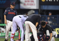 [포토]유강남의 부상을 걱정스레 바라보는 롯데 김태형 감독