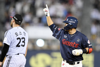 [포토]2타점 적시타 롯데 김민성, 쫓아간다!