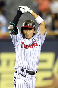 [포토]LG 신민재, 1타점 2루타 세리머니