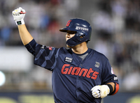 [포토]롯데 김민성, 추격 2타점 적시타에 주먹 불끈