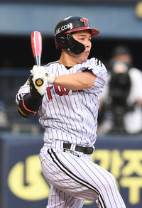 [포토]롯데 박세웅 상대 안타 치는 LG 문성주